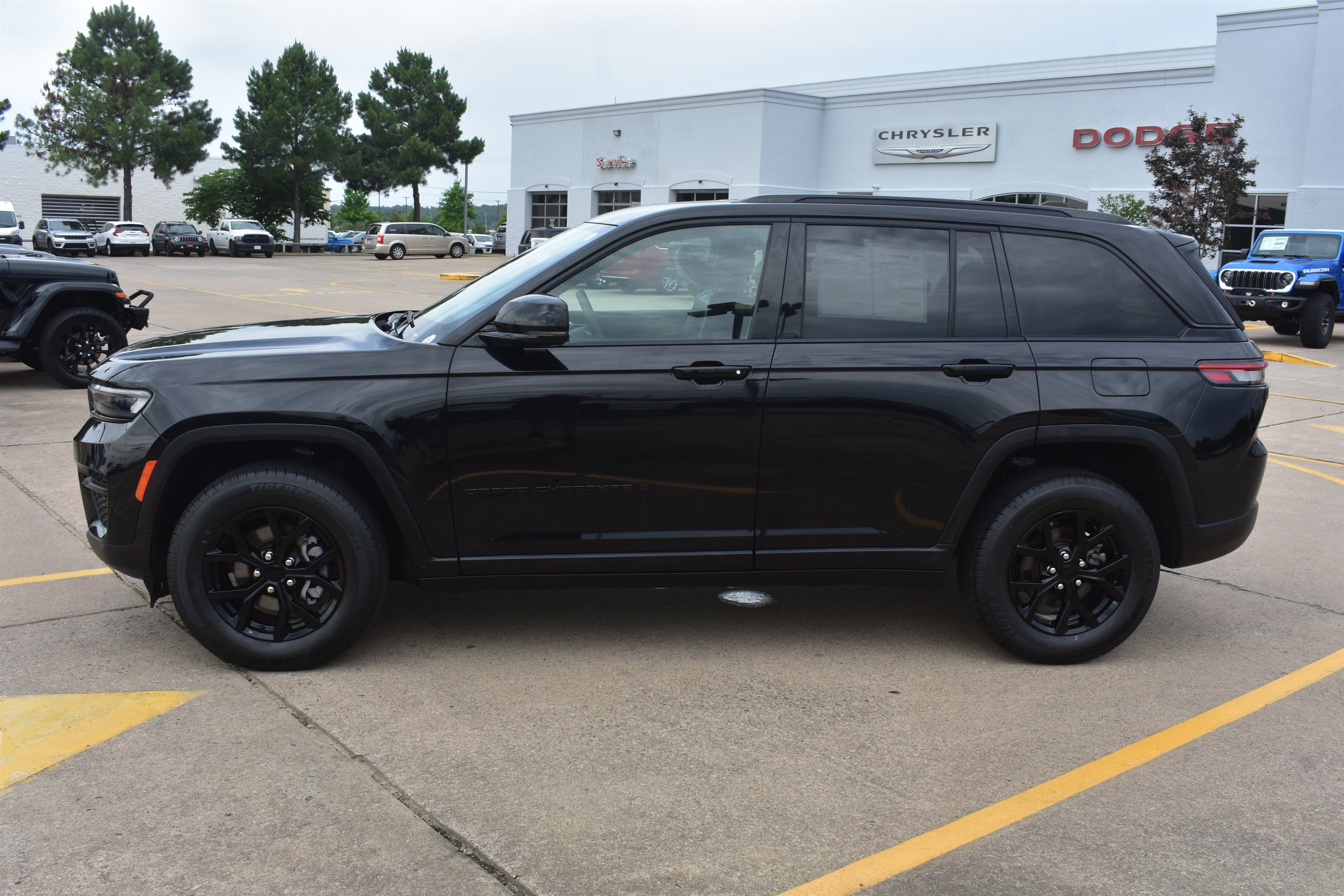 Used 2024 Diamond Black Crystal Pearlcoat Jeep Altitude image 8