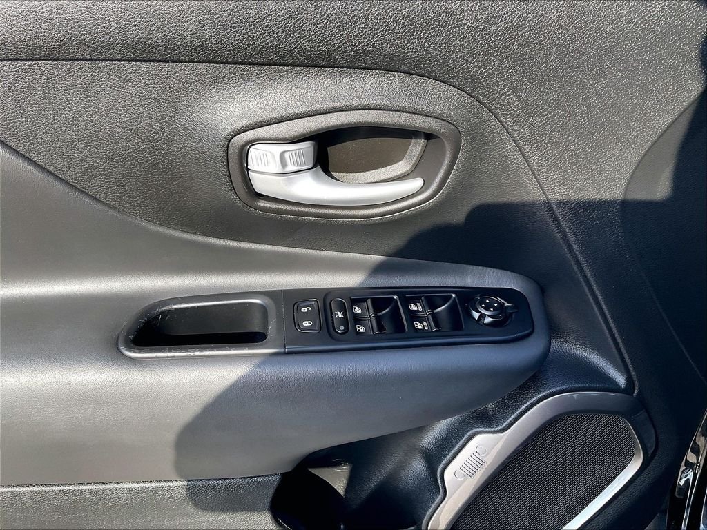Used 2023 Black Clearcoat Jeep Latitude image 33