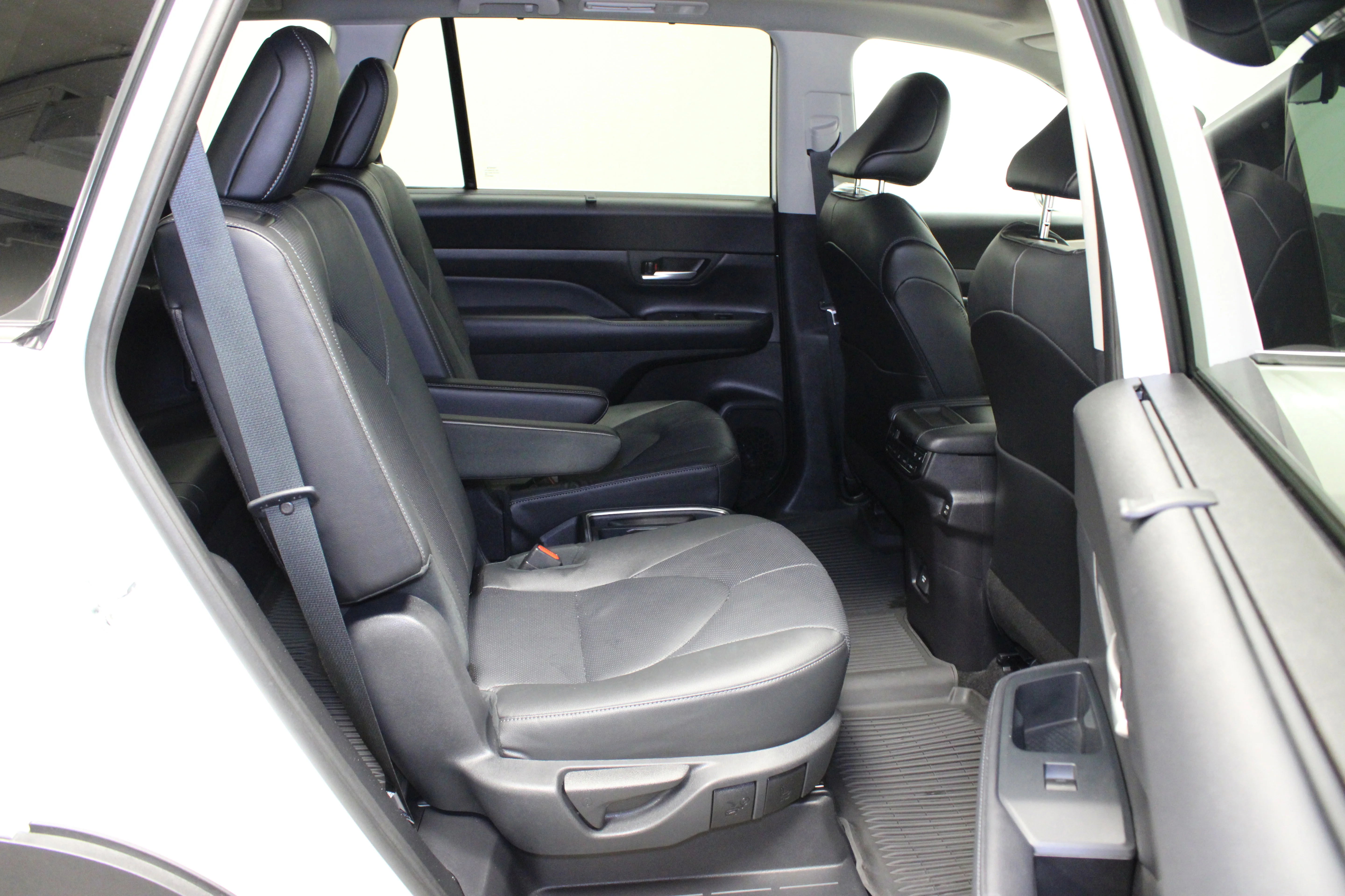 Used 2024 Pearl Toyota Platinum image 17