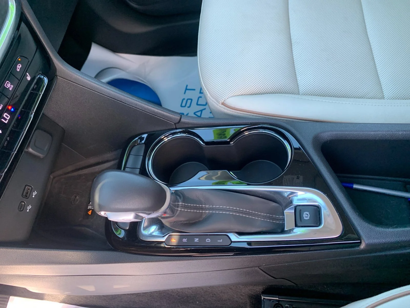 Used 2024 White Frost Tricoat Buick Avenir image 23