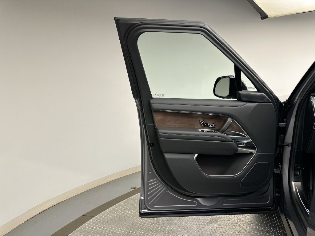 New 2027 Eiger Grey Land Rover SE image 9