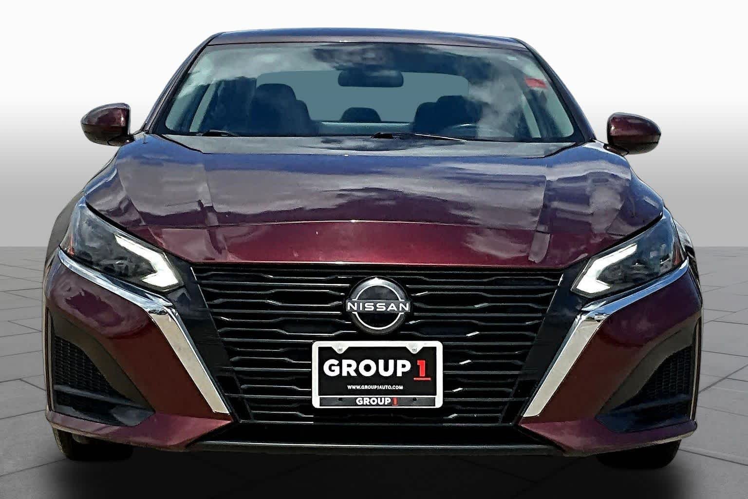 Used 2024 Garnet Pearl Metallic Nissan 2.5 SV image 4