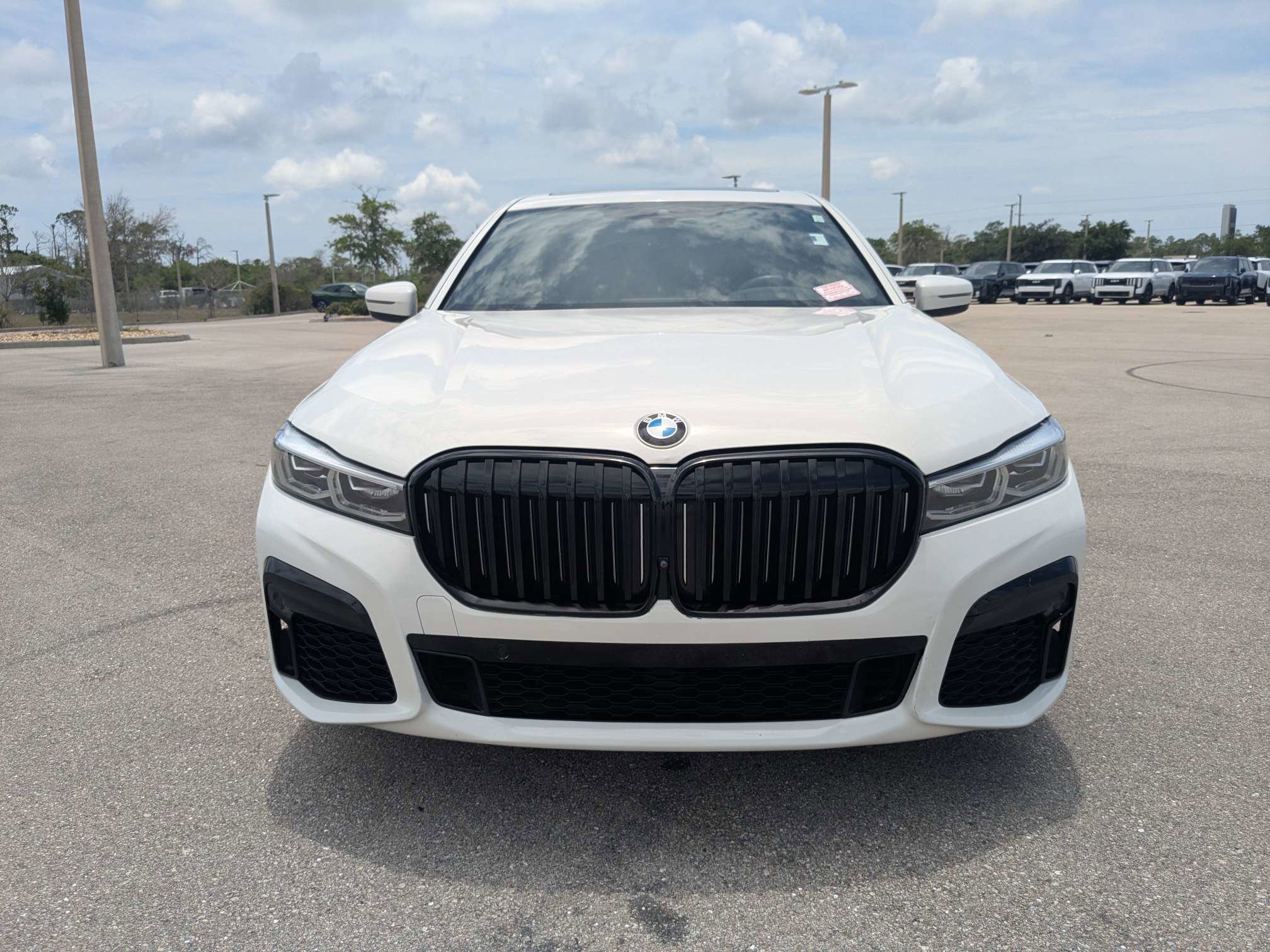 Used 2022 Alpine White BMW 750i xDrive image 3