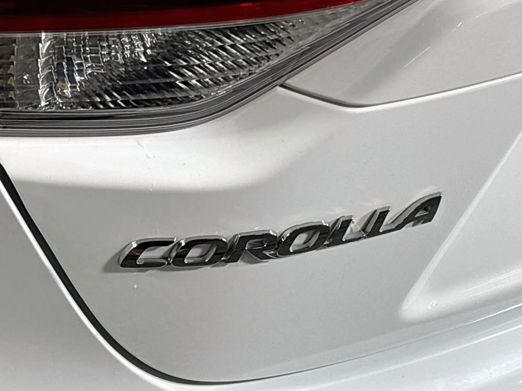 Used 2022 White Toyota LE image 23