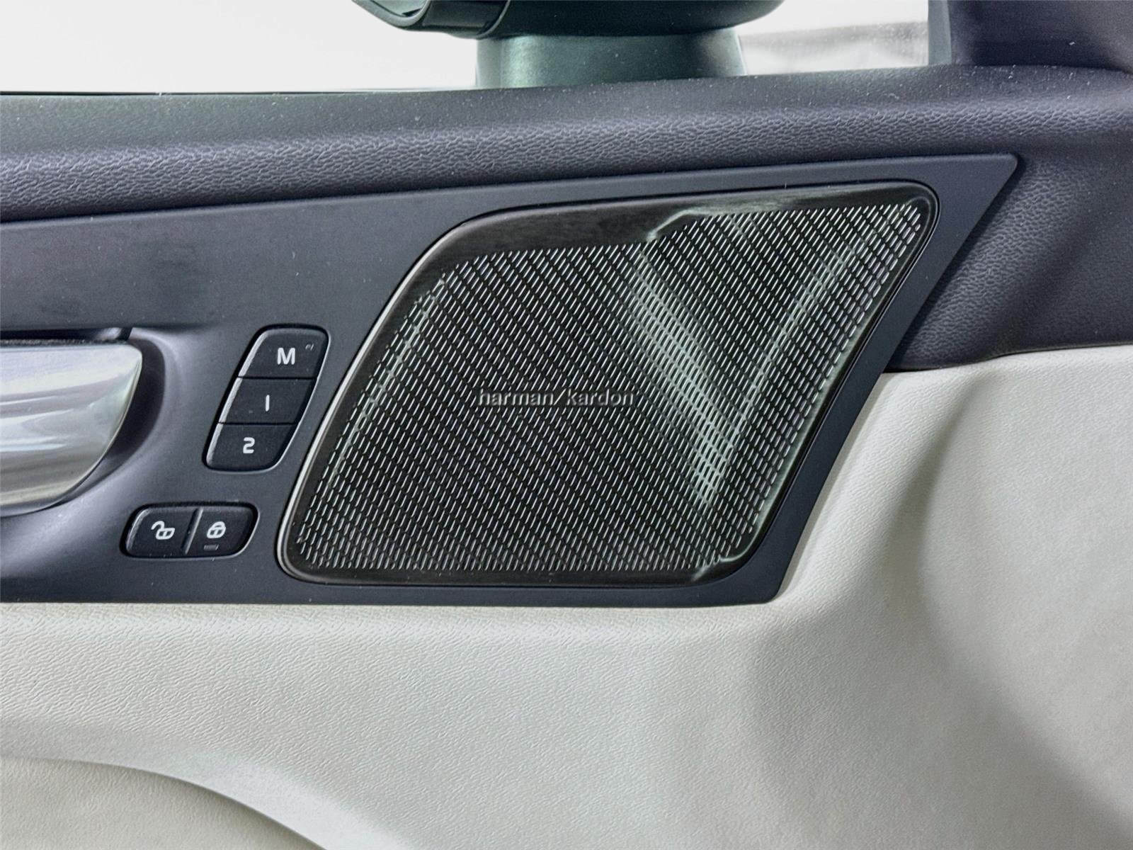 Used 2024 Crystal White Volvo Ultimate Dark Theme image 21