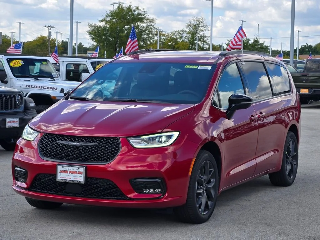 New 2026 Red Hot Pearl-Coat Exterior Paint Chrysler Select image 3