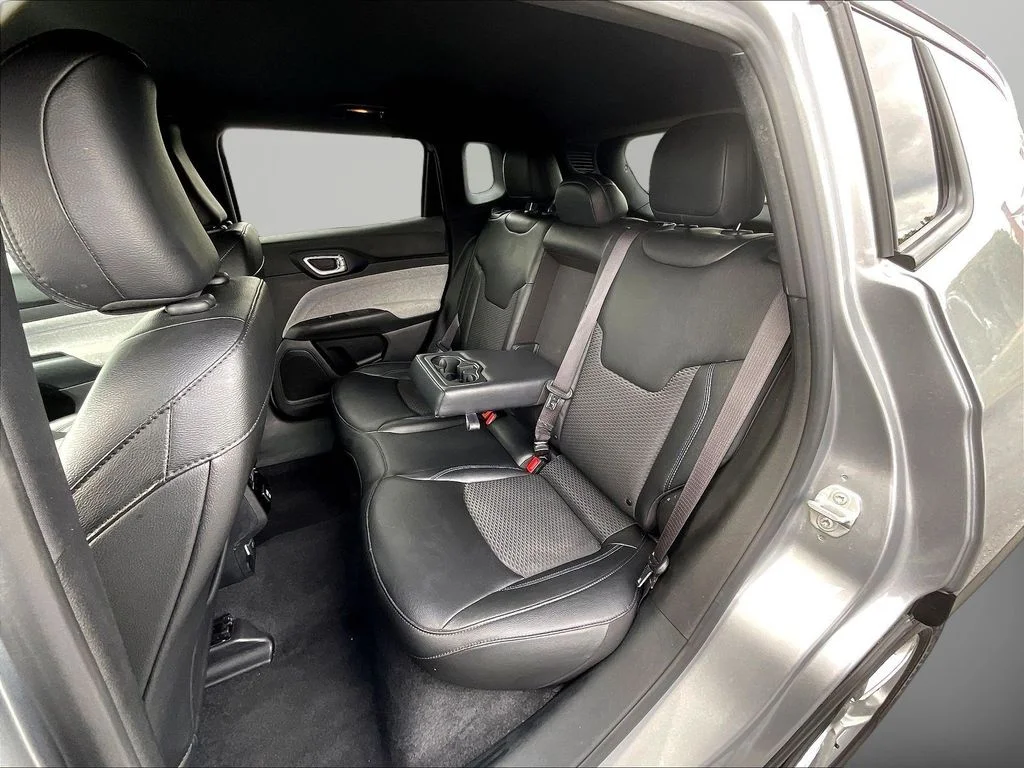 Used 2024 Silver Zynith Metallic Clearcoat Jeep Latitude image 25
