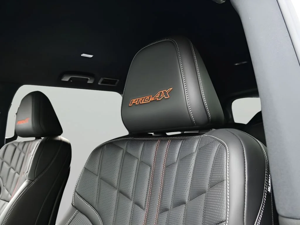New 2025 2t Wht Blk Nissan PRO-4X image 21