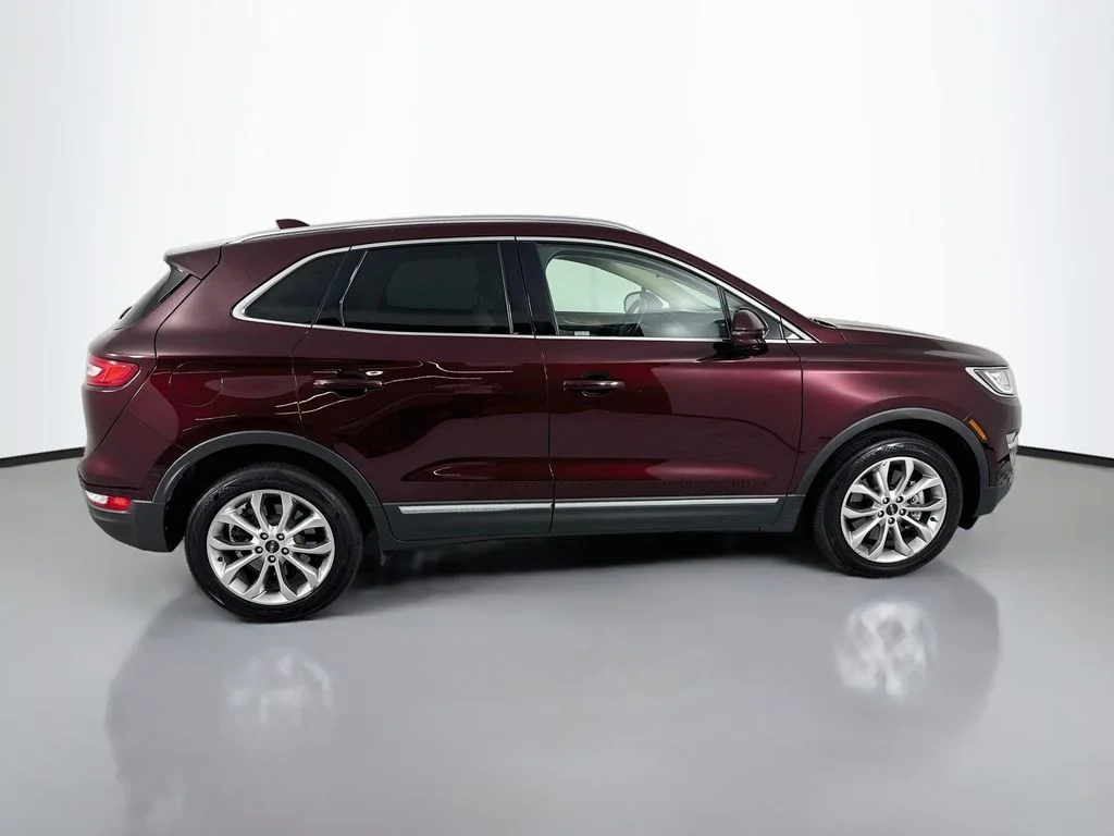 Used 2017 Burgundy Lincoln Select image 8