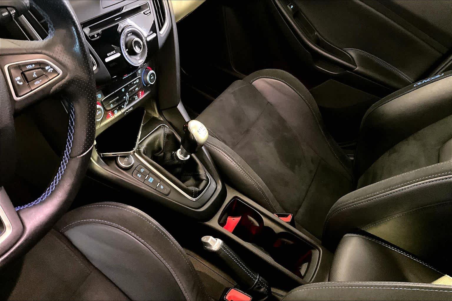 Used 2017 Shadow Black Ford RS image 17