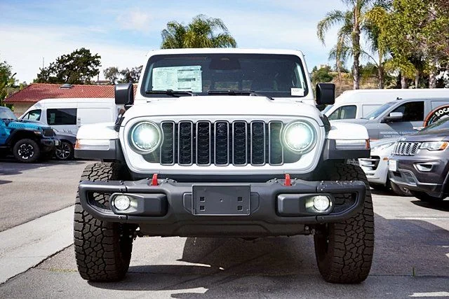 New 2026 Bright White Clear-Coat Exterior Paint Jeep Rubicon X image 5