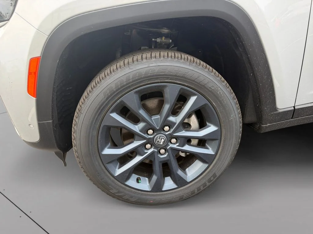 New 2026 Silver Zynith Exterior Paint Jeep  image 9