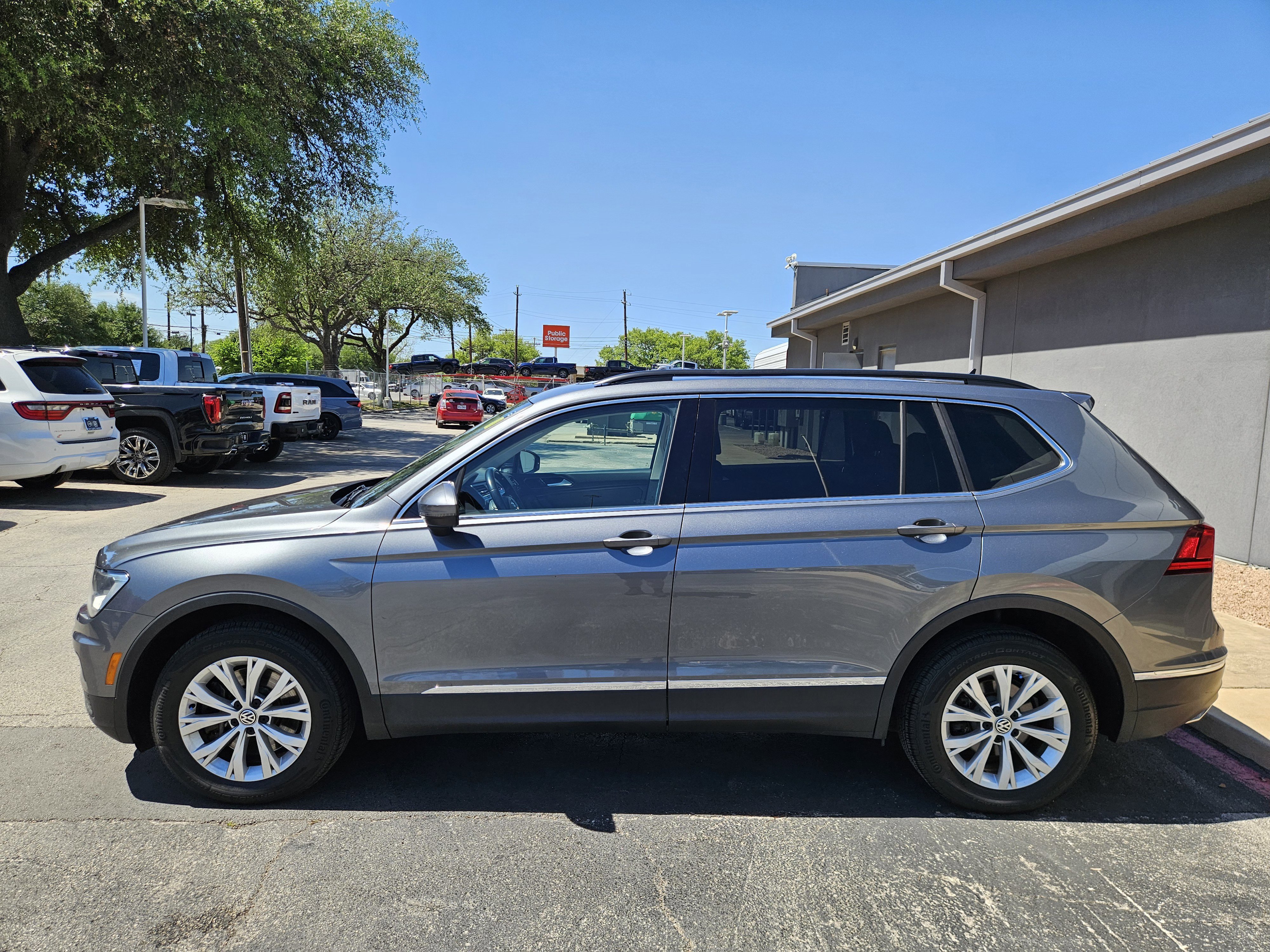 Used 2018 GRAY Volkswagen 2.0T SE 4Motion image 4