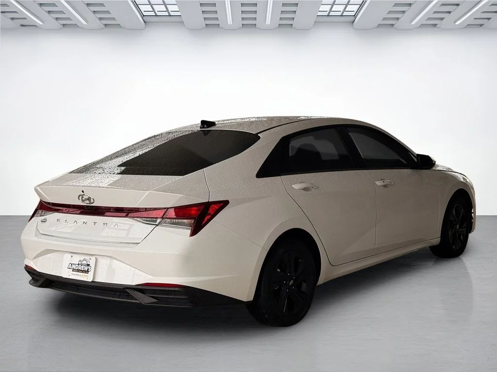 Used 2023 White Hyundai SEL image 4