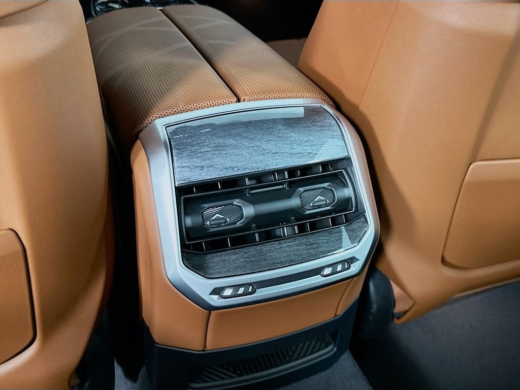 2025 BMW 7 Series 750e - Photo 18