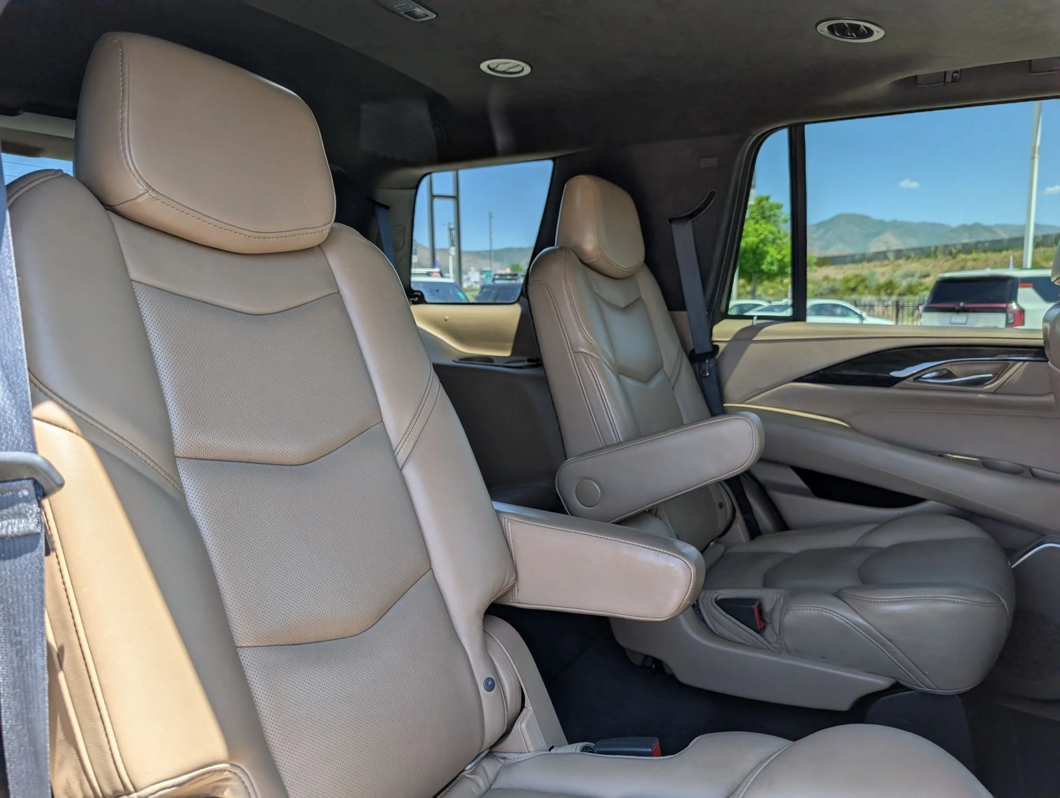 Used 2020 Crystal White Tricoat Cadillac Platinum image 28