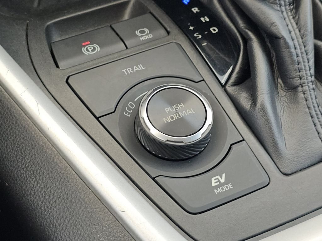 Used 2021 Pearl Toyota Hybrid XLE image 11