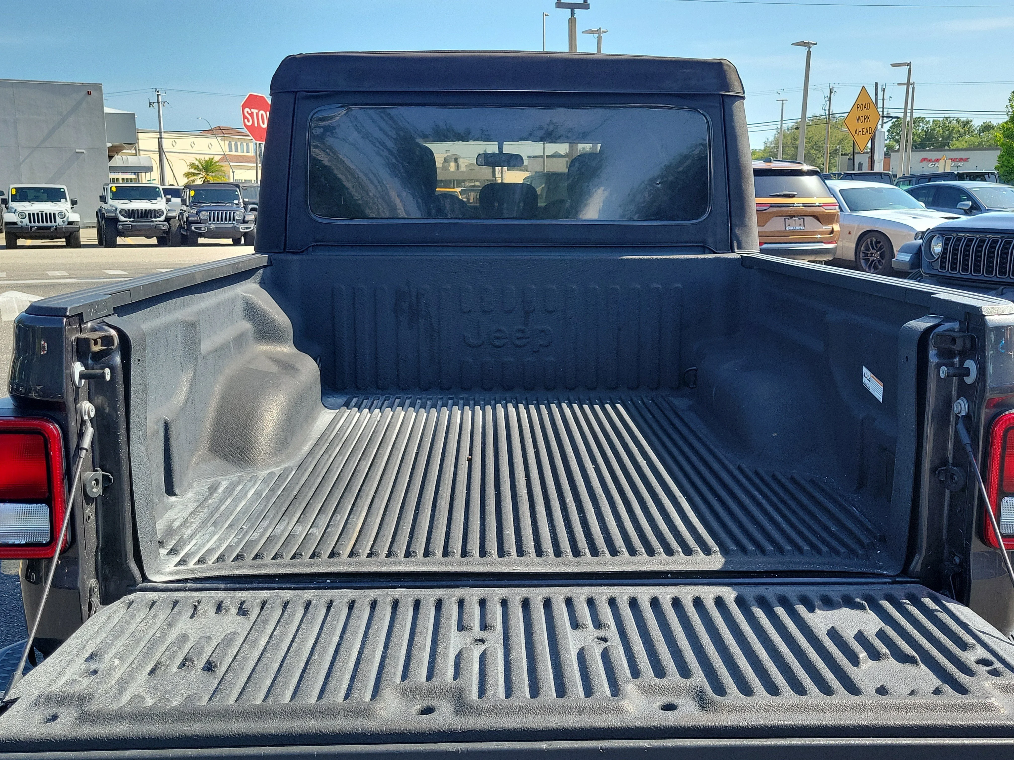 Used 2022 Granite Crystal Metallic Clearcoat Jeep Sport S image 12