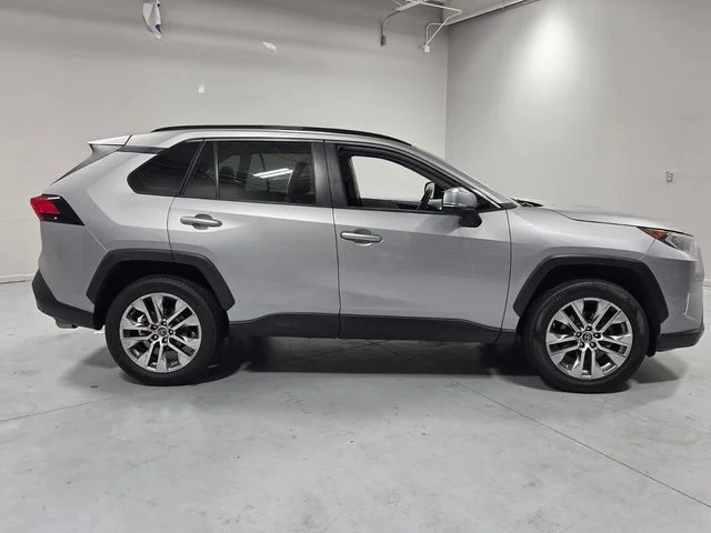 Used 2021 Silver Toyota XLE Premium image 15
