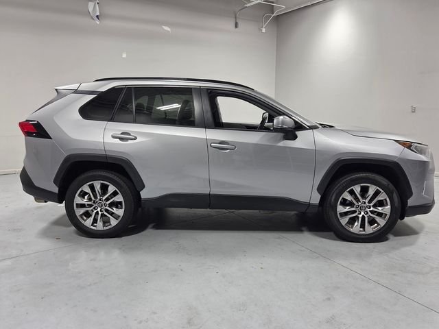 Used 2021 Silver Toyota XLE Premium image 15