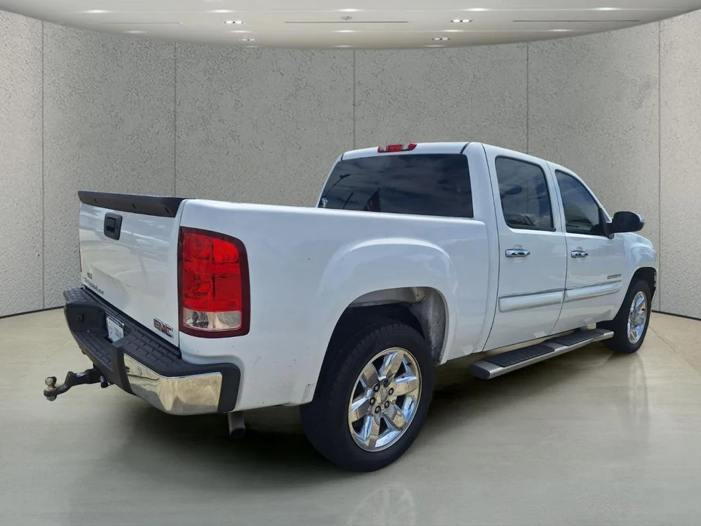 Used 2013 White GMC SLE image 5