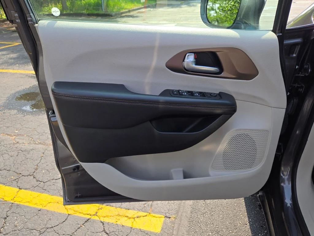 Used 2018 Gray Chrysler Touring L Plus image 20