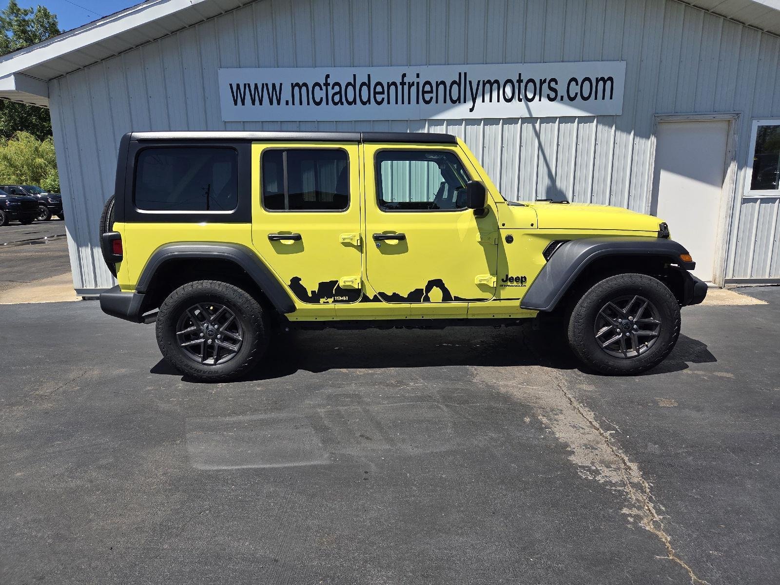 Used 2024 YELLOW JEEP SPOR image 1