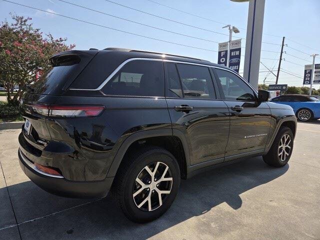 Used 2024 Diamond Black Crystal Pearlcoat Jeep Limited image 5