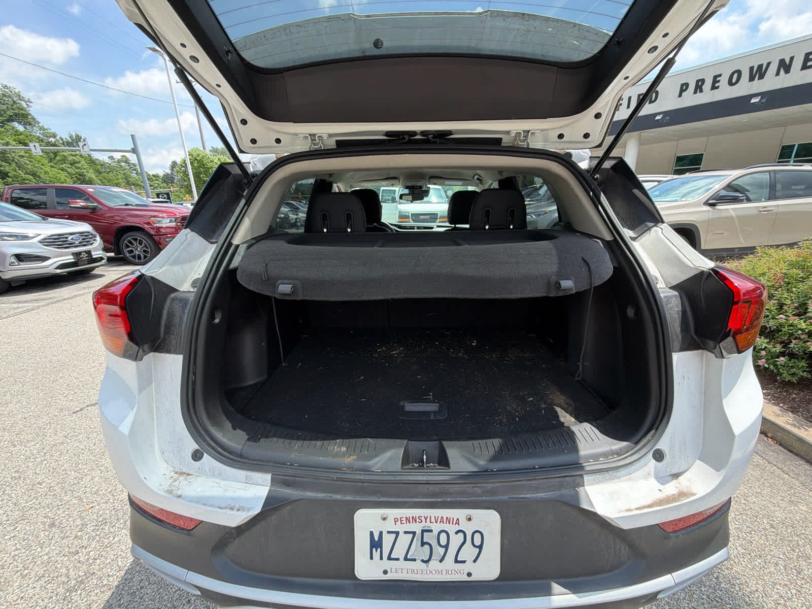 Used 2023 Summit White Buick Preferred image 10