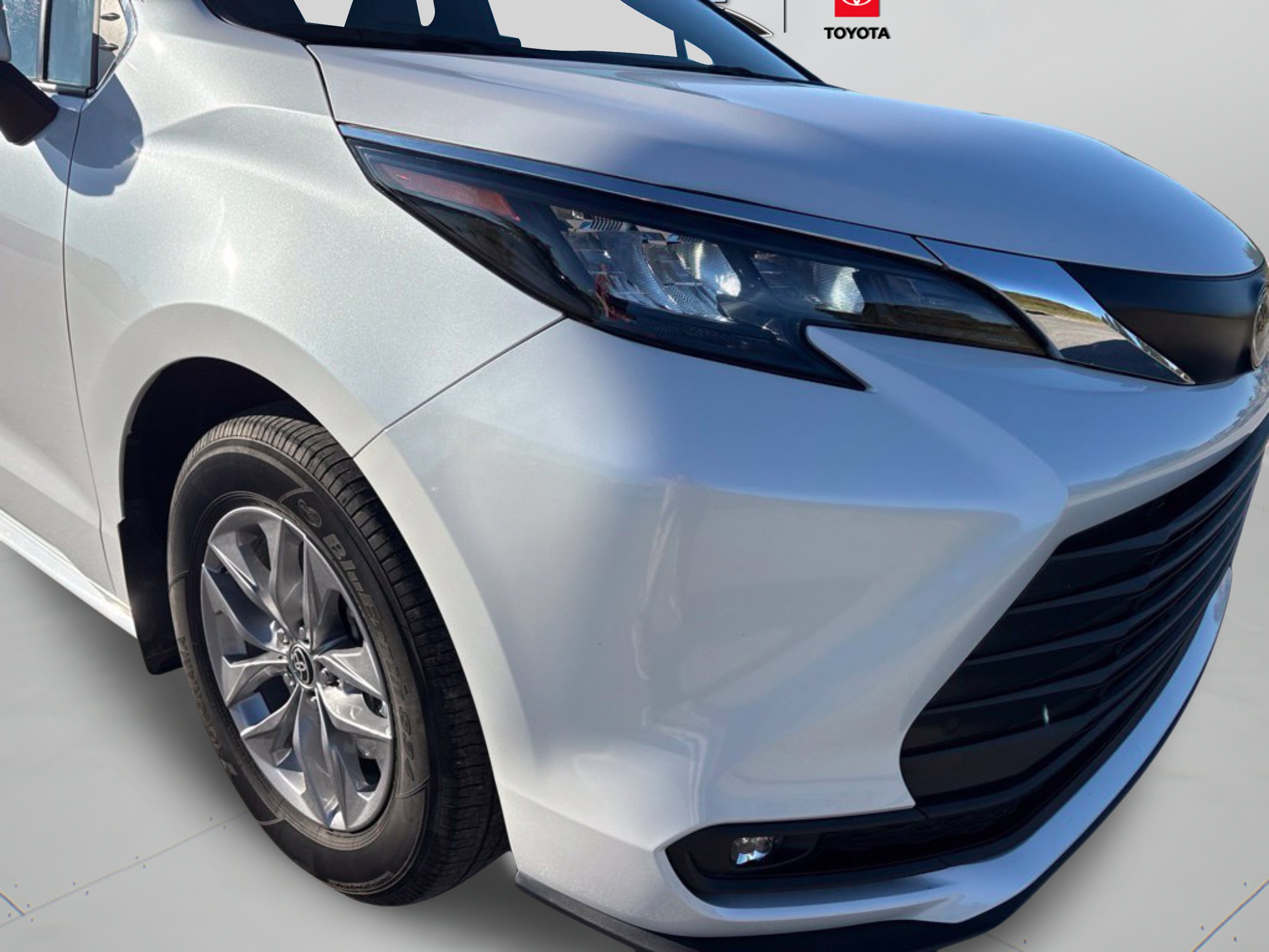 Used 2025 Pearl Toyota XLE image 29
