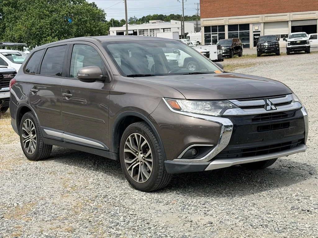 Used 2017  Mitsubishi SE image 1
