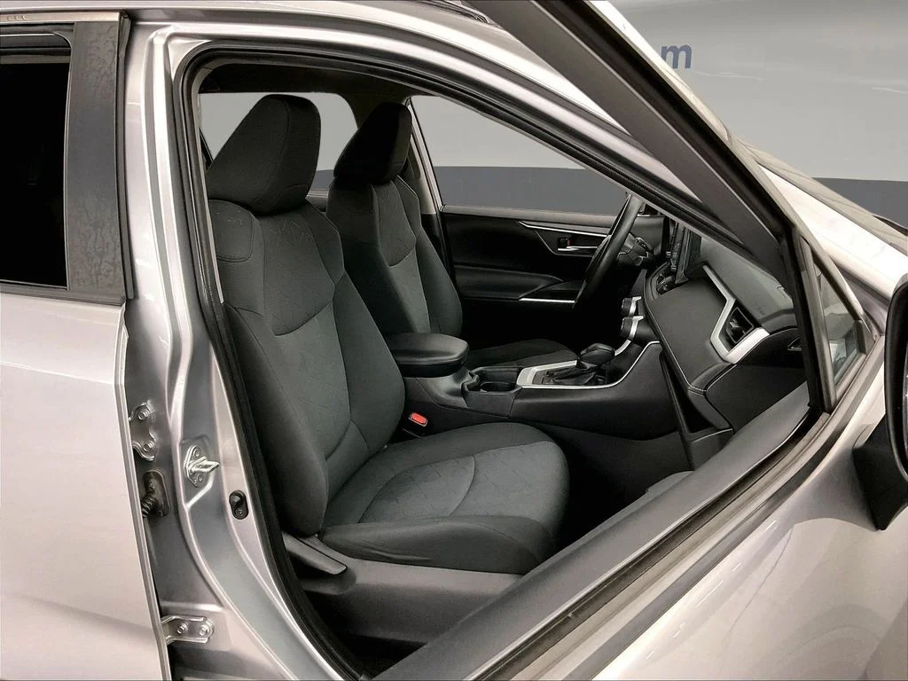 Used 2020 Silver Toyota XLE image 10