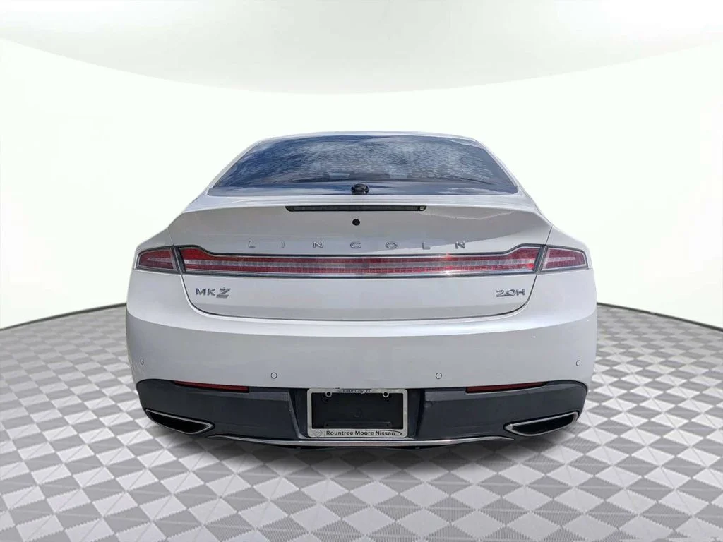 Used 2017 White Lincoln Premiere image 4