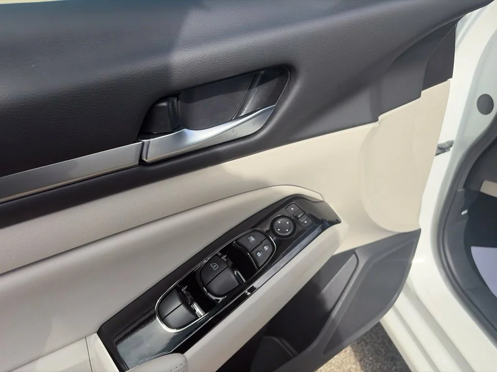 Used 2023 White Nissan 2.5 SV image 11