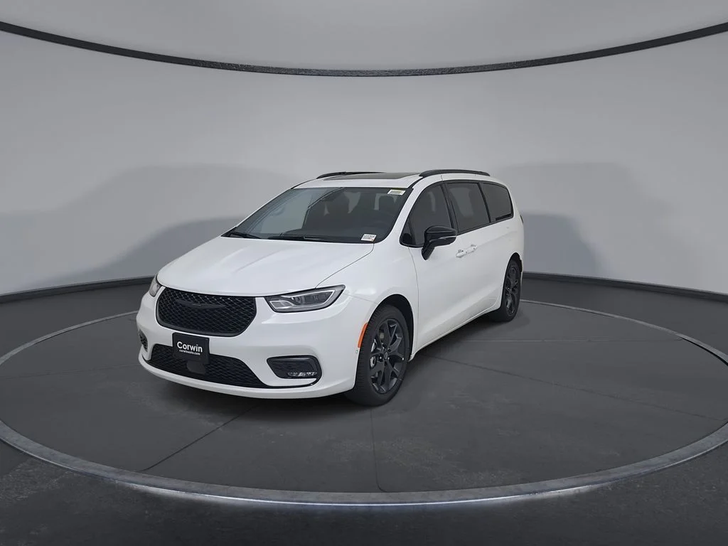 New 2026 Bright White Clear-Coat Exterior Paint Chrysler Limited image 6