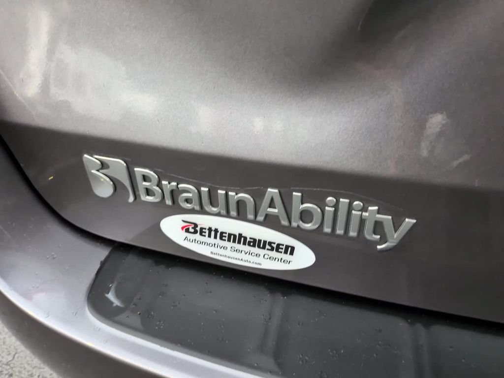 Used 2020 Gray Toyota XLE Premium image 4