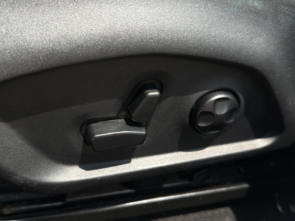Used 2018 White Clearcoat Jeep Latitude image 10