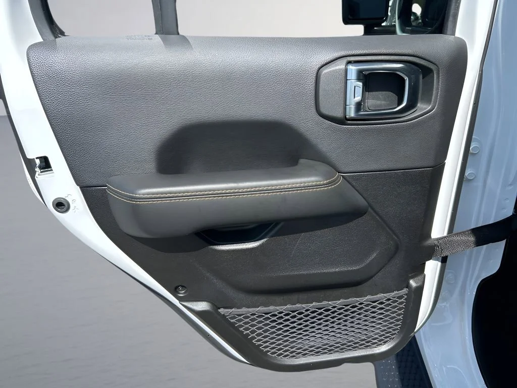 Used 2025 White Jeep Sahara image 27