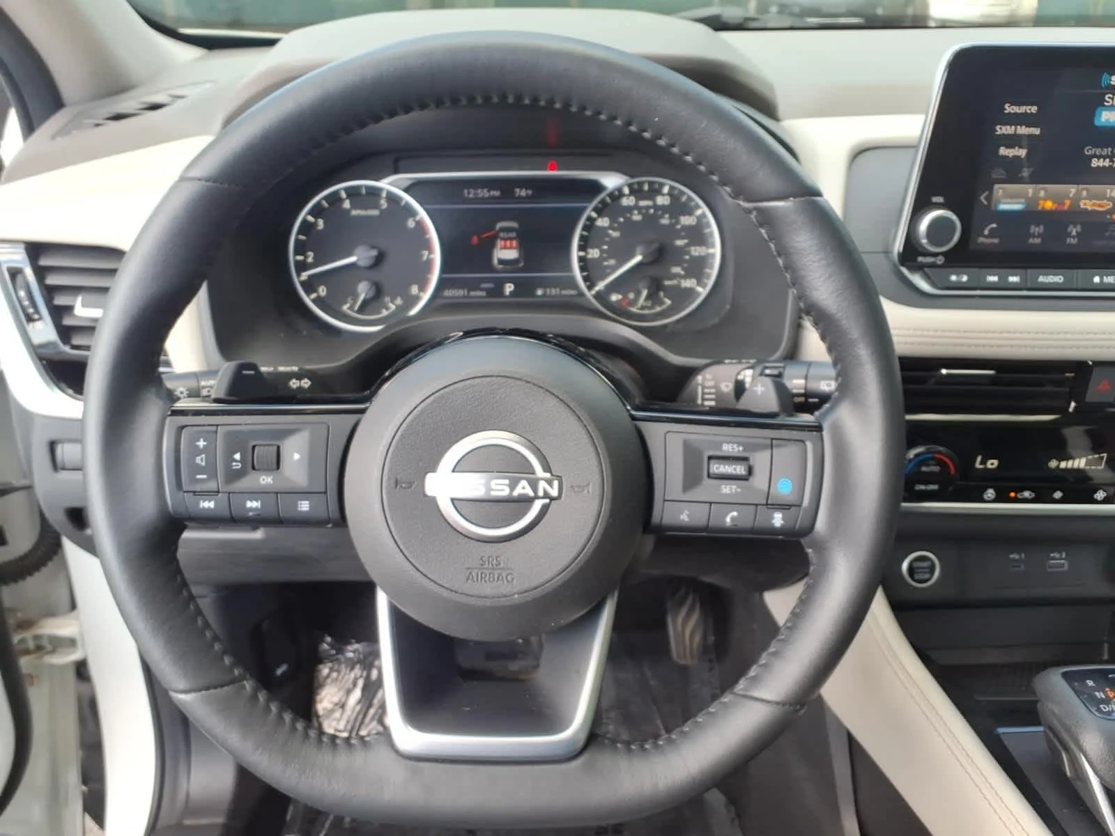 Certified Used 2023 Pearl White Tricoat/Super Black Nissan SL image 24