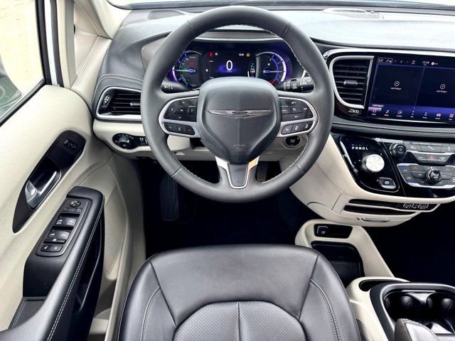 Used 2024 White Chrysler Select image 22