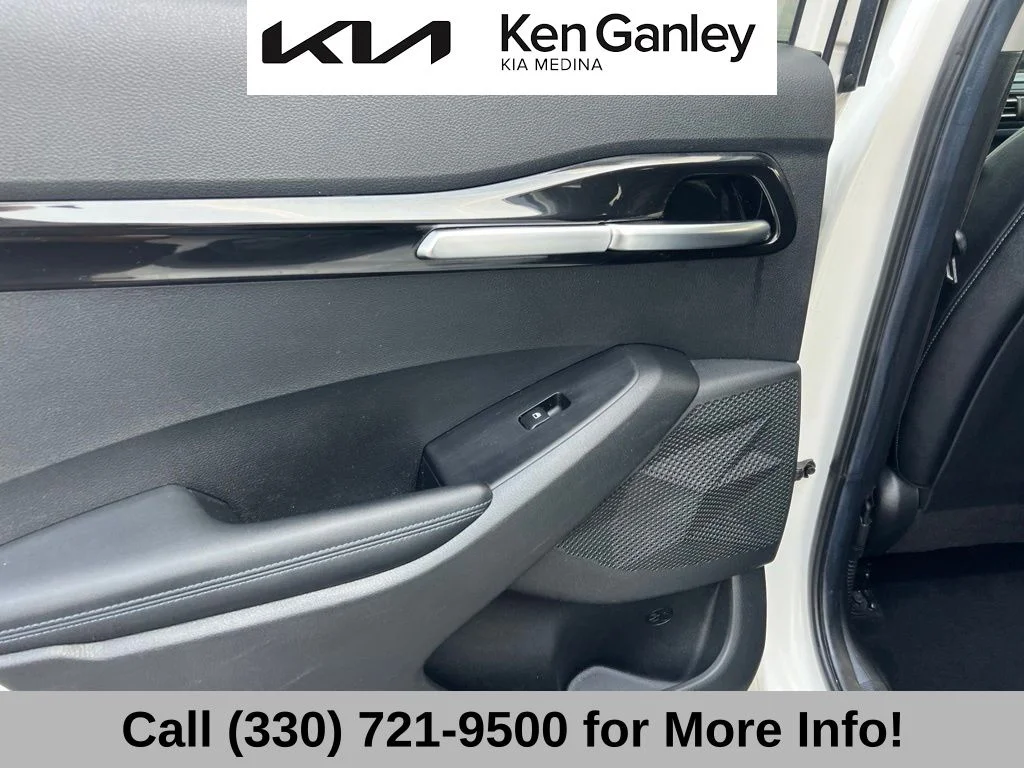 Used 2021 White Kia S image 44