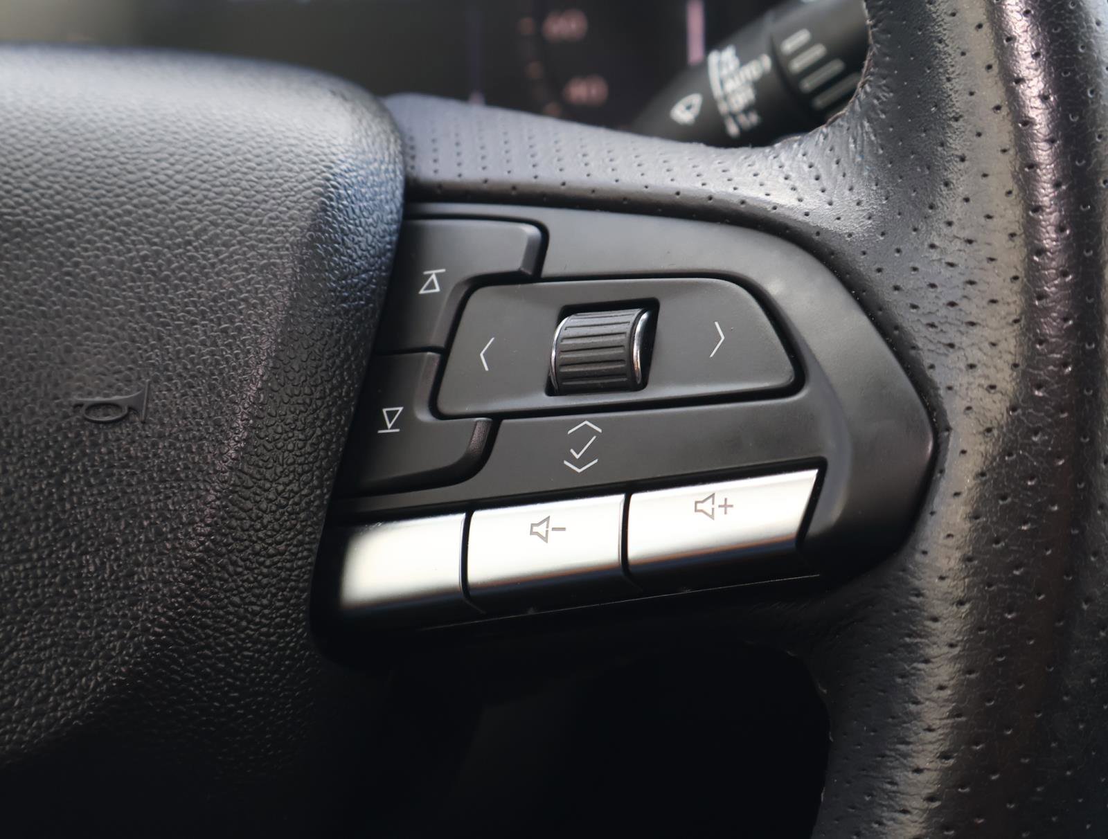 Used 2023 Crystal White Tricoat Cadillac Sport image 28