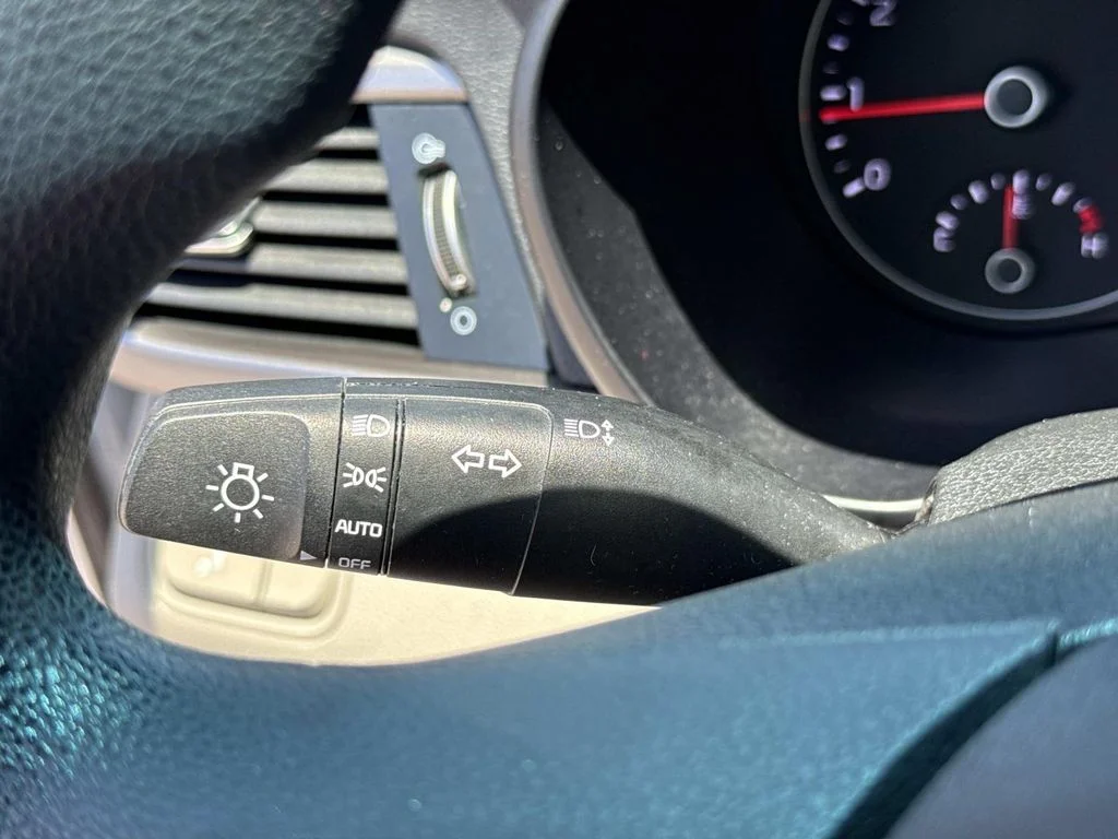 Used 2018 White Kia LX image 38