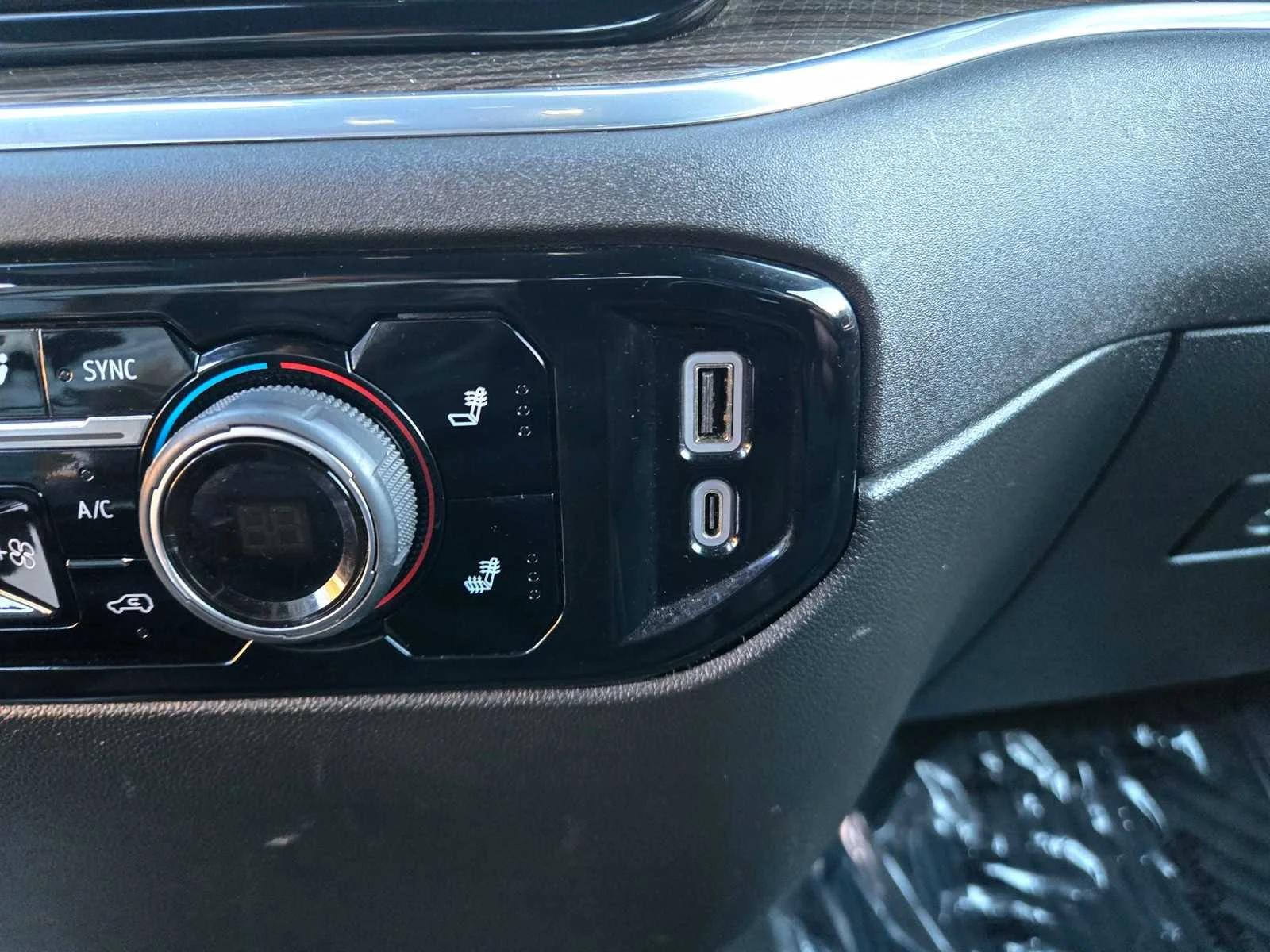 Used 2025 Summit White Chevrolet LT image 19