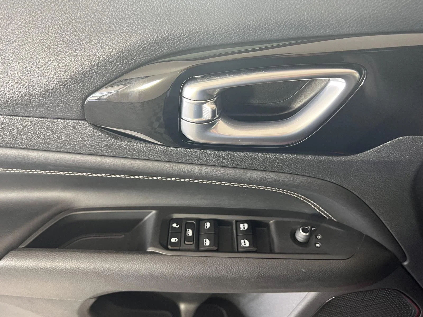 Used 2023  Jeep Altitude image 7
