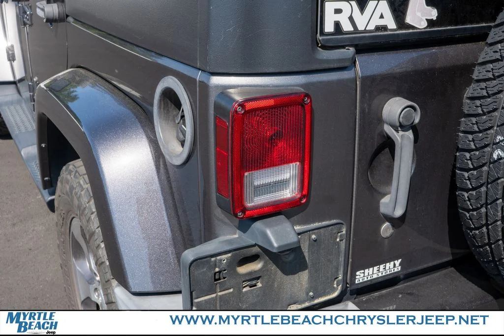 Used 2018 Granite Crystal Metallic Clearcoat Jeep Unlimited Sahara image 12