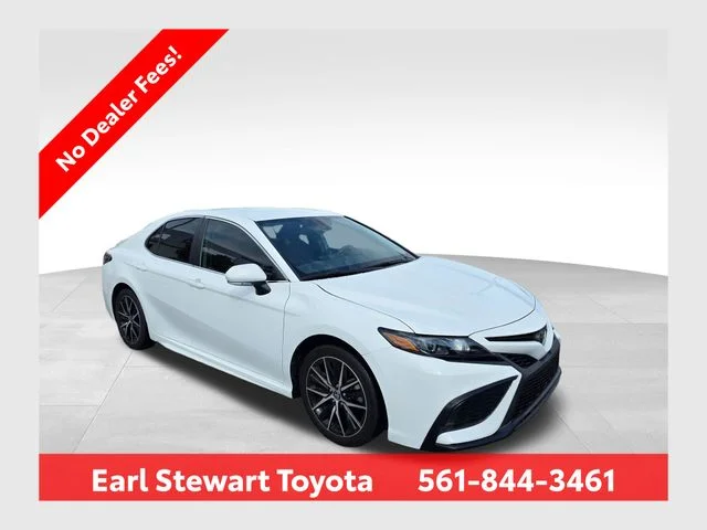 2023 Toyota Camry SE's photo