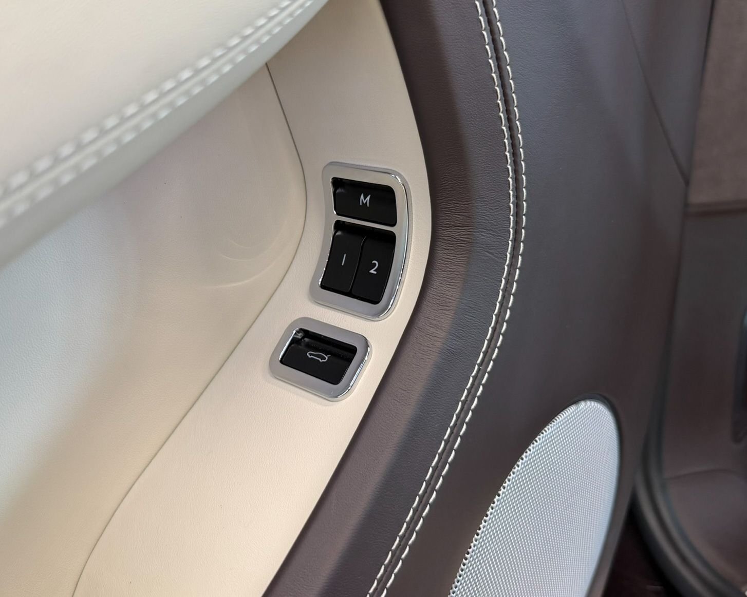 Used 2023 Brown Bentley V8 image 14