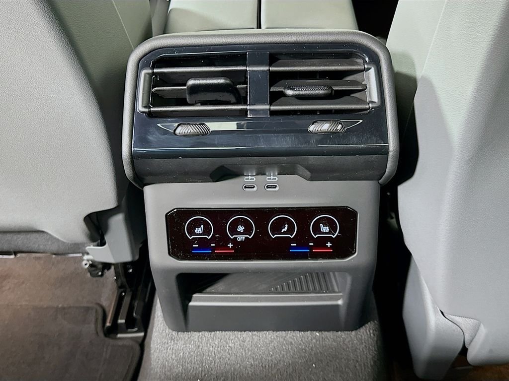 New 2027 Vegas Red Metallic BMW 550e xDrive image 18