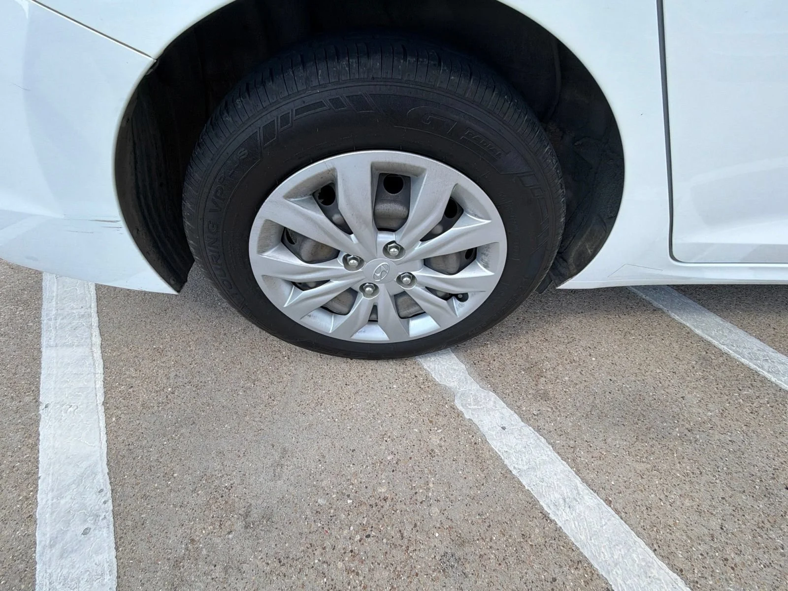 Used 2020 White Hyundai SE image 16